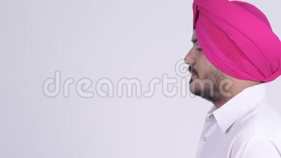 带着头巾说话的留胡子的印度锡克人的特写镜头视频的预览图