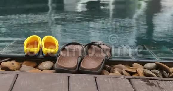 泳池边上的拖鞋视频的预览图