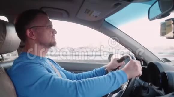 专业司机在高速公路上驾驶汽车视频的预览图