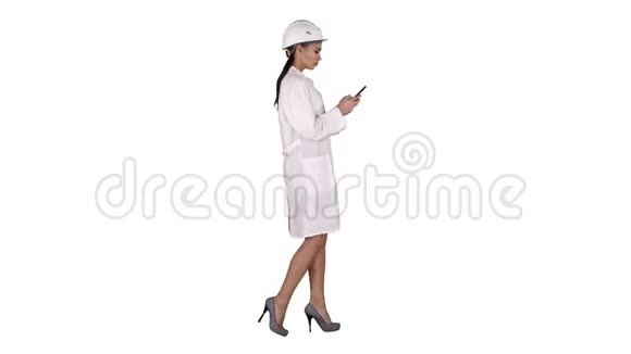 工程师在白色背景下行走时使用手机短信视频的预览图