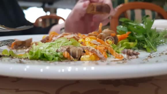 蔬菜沙拉和烤火腿视频的预览图