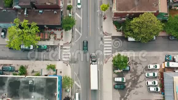4K建立一个白色运输卡车的镜头当它进入一个城市视频的预览图