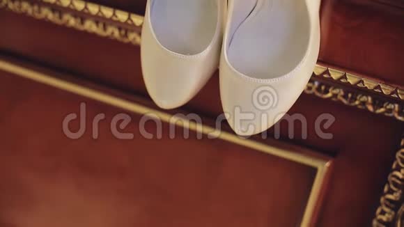 白女鞋挂在木床边不错的特写照相机在动视频的预览图