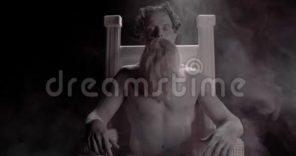 闪电之神宙斯坐在宝座上看着4K视频的预览图