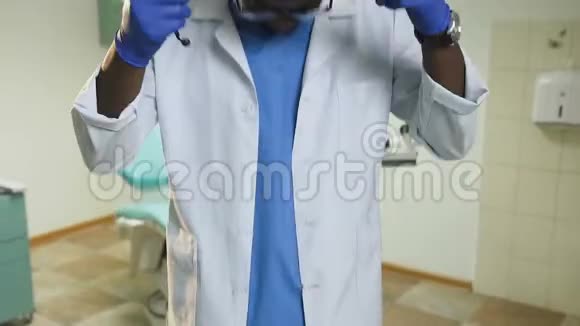 非洲男儿科医生与听诊器在医院办公室背景上的肖像视频的预览图