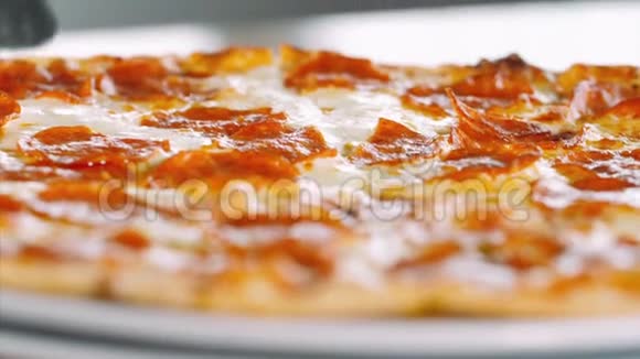 吃热比萨饼和融化的拉伸奶酪特写视频的预览图