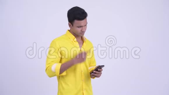 快乐的年轻印度商人用电话得到好消息视频的预览图