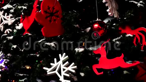 圣诞树上的圣诞装饰品街上新年和圣诞节的概念视频的预览图