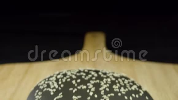 黑色汉堡包库存录像为汉堡准备黑芝麻面包视频的预览图