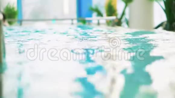 少年在游泳池里游泳他潜水视频的预览图