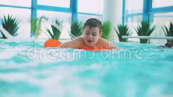 十几岁的男孩在游泳池里游泳和潜水视频的预览图