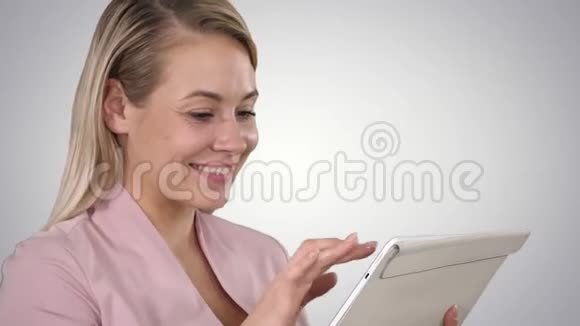 微笑的女商人使用平板电脑梯度背景视频的预览图