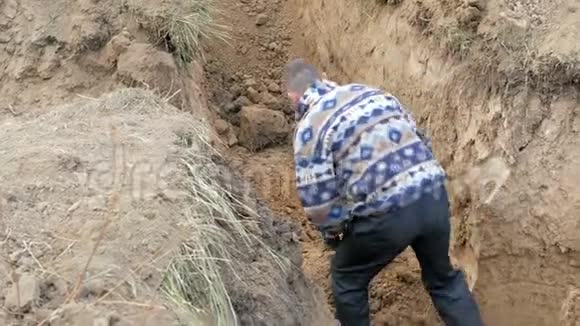 挖掘机桶在运动视频的预览图