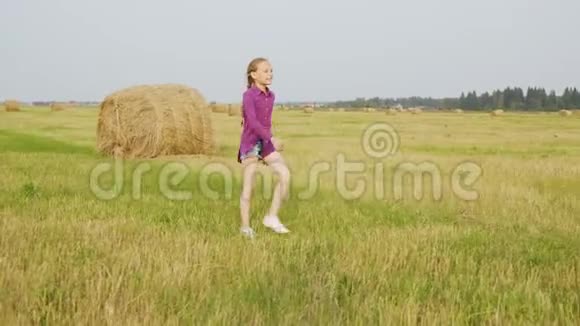 微笑的女孩走在田野上视频的预览图