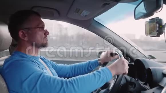 白人开车在高速公路上集中精力开车视频的预览图