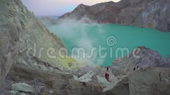 在Ijen火山或KawahIjen的火山口上看到一个大的酸性湖印度尼西亚爪哇岛视频的预览图