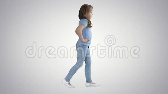 穿着休闲服的小女孩走在渐变的背景上视频的预览图