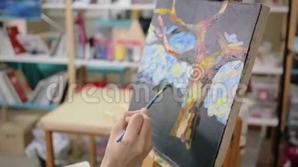 绘画大师正在画室里画笔画特写视频的预览图