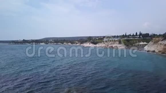 用黑色沙子和白色岩石俯瞰美丽的塞浦路斯海岸线视频的预览图