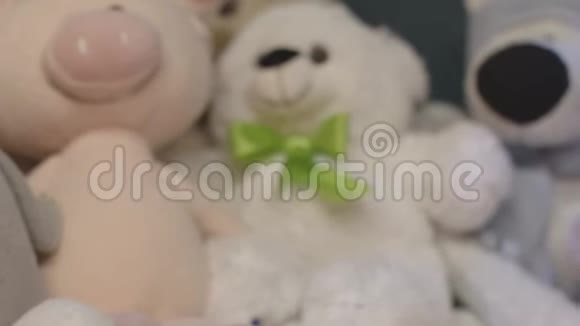 儿童玩毛绒玩具的特写库存录像漂亮的泰迪熊给小孩子很多泰迪熊视频的预览图