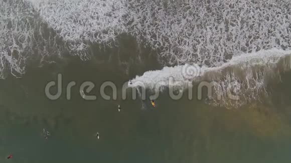 冲浪者的俯视图视频的预览图