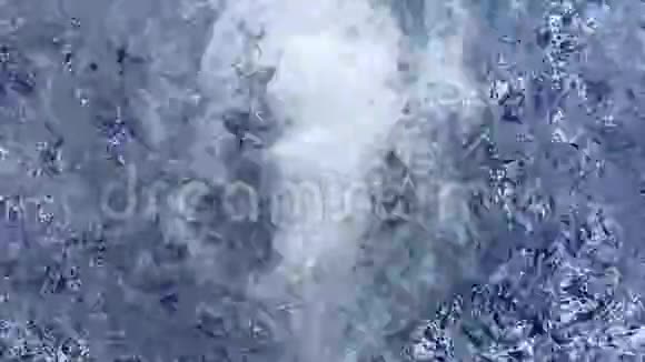 蓝色按摩浴缸内温水中的水大气泡视频的预览图
