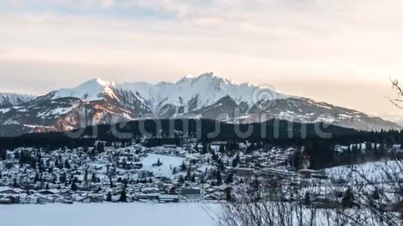 冬天的村庄瑞士山区时间视频的预览图