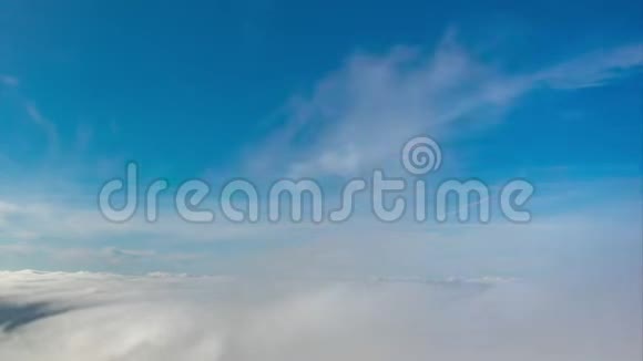 一座山在云雾中的时间流逝视频的预览图