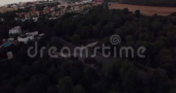 日落时分在马洛卡帕尔玛上空的无人机飞行视频的预览图