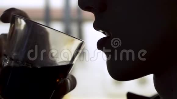 关闭未识别的人饮用水或柠檬水男人喜欢喝饮料慢动作视频的预览图