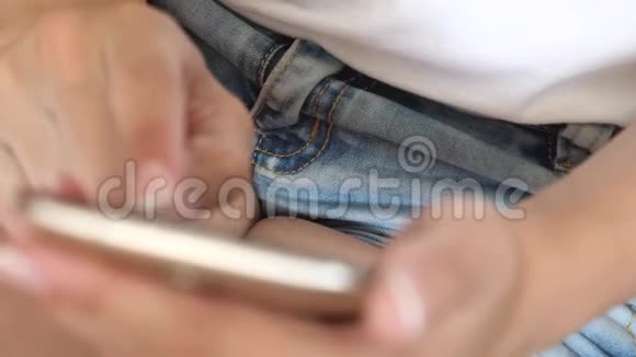 一个女孩手正在智能手机屏幕上键入一条移动信息特写有指甲的女孩的手指视频的预览图