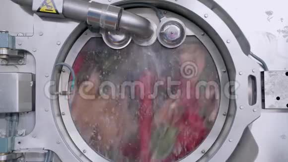 工业洗衣机的视频正在洗涤大量纺织品视频的预览图
