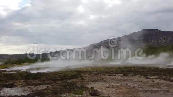 冰岛Strokkur地热景观热水和烟雾冰岛Strokku视频的预览图