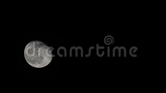 满月在黑色背景上升起视频的预览图