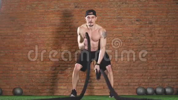 燃烧脂肪的战斗绳索锻炼是一个确定的方法以消除最后一点脂肪视频的预览图
