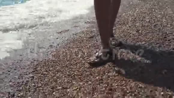 女人的腿沙滩上的拖鞋里视频的预览图
