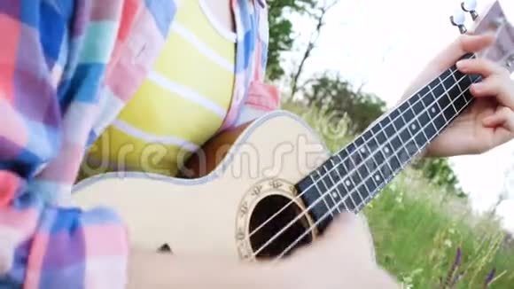 在四弦琴上玩耍的女孩视频的预览图
