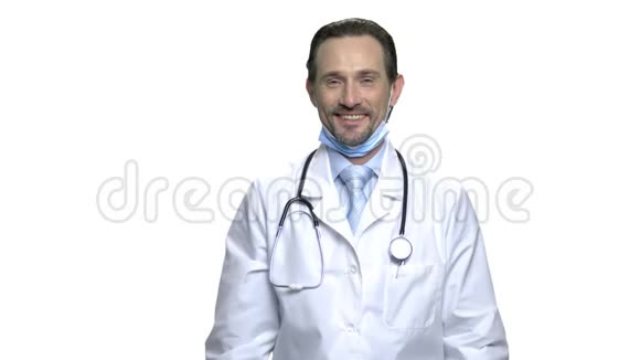 微笑的医生用听诊器显示药丸的水泡视频的预览图