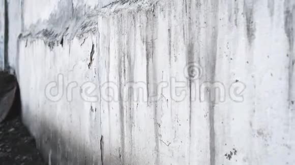用脏条粉刷旧墙并从石膏上掉下来视频的预览图