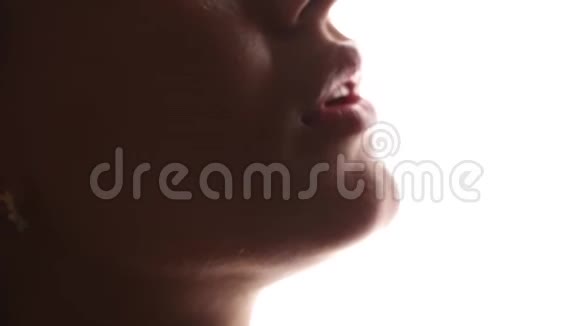 美丽的女性嘴唇特写在白色的孤立背景上视频的预览图