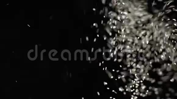 漂浮的小灰尘在黑色背景上闪闪发光视频的预览图