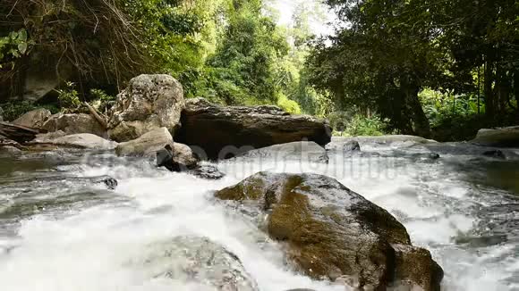 瀑布树木和岩石的放松景观视频的预览图
