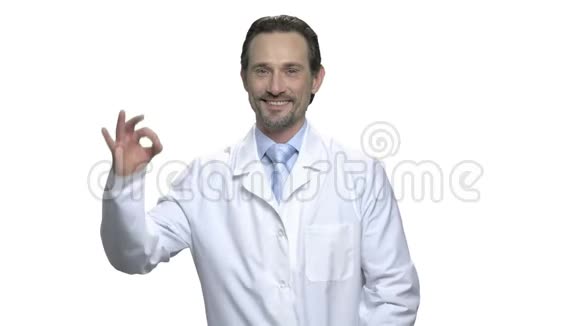 开朗的医生或科学家给予OK标志视频的预览图