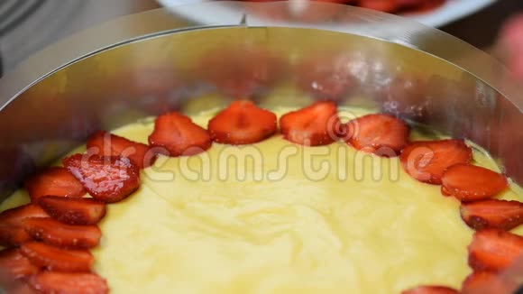 做草莓果冻蛋糕用新鲜草莓装饰蛋糕视频的预览图
