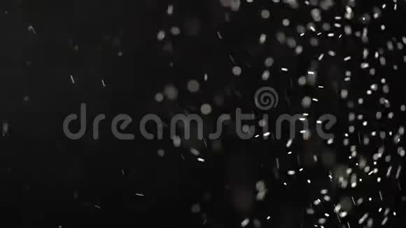 漂浮的透明墨迹在黑色的工作室背景上闪闪发光视频的预览图