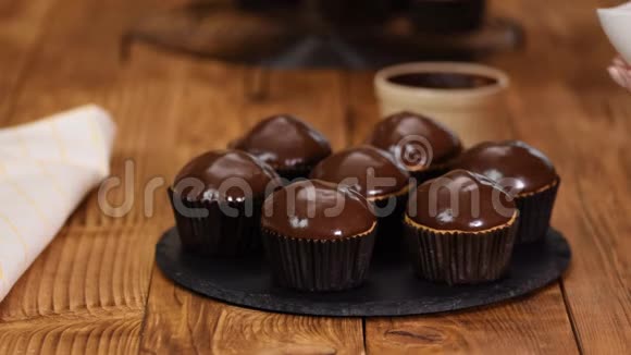 巧克力松饼加巧克力酱厨房桌上有甜榛子松饼视频的预览图
