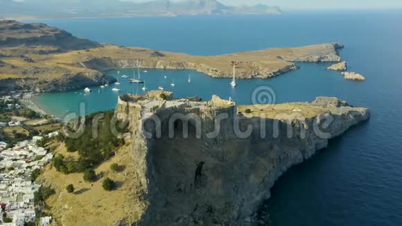 鸟瞰无人机视频的村庄林多斯罗德岛多德卡尼斯希腊日落全景与城堡视频的预览图