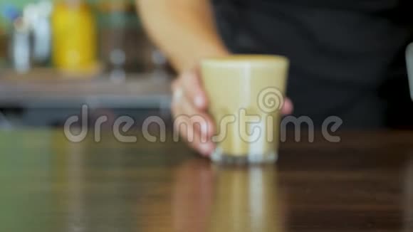 在工作的咖啡师视频的预览图