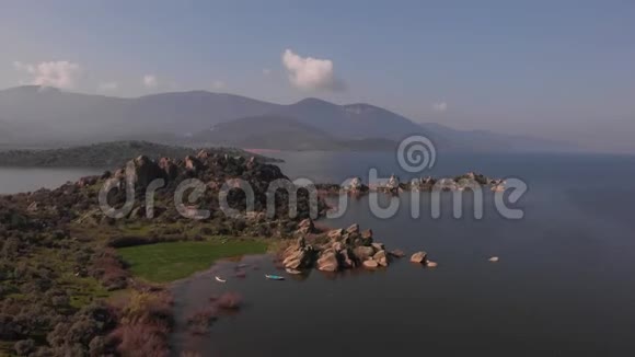 土耳其aydinbafa湖空中景观山多云视频的预览图