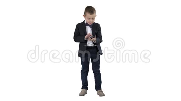 聪明的男孩正在发短信玩网络游戏发送图片下载音乐在白色背景下拍摄电影视频的预览图